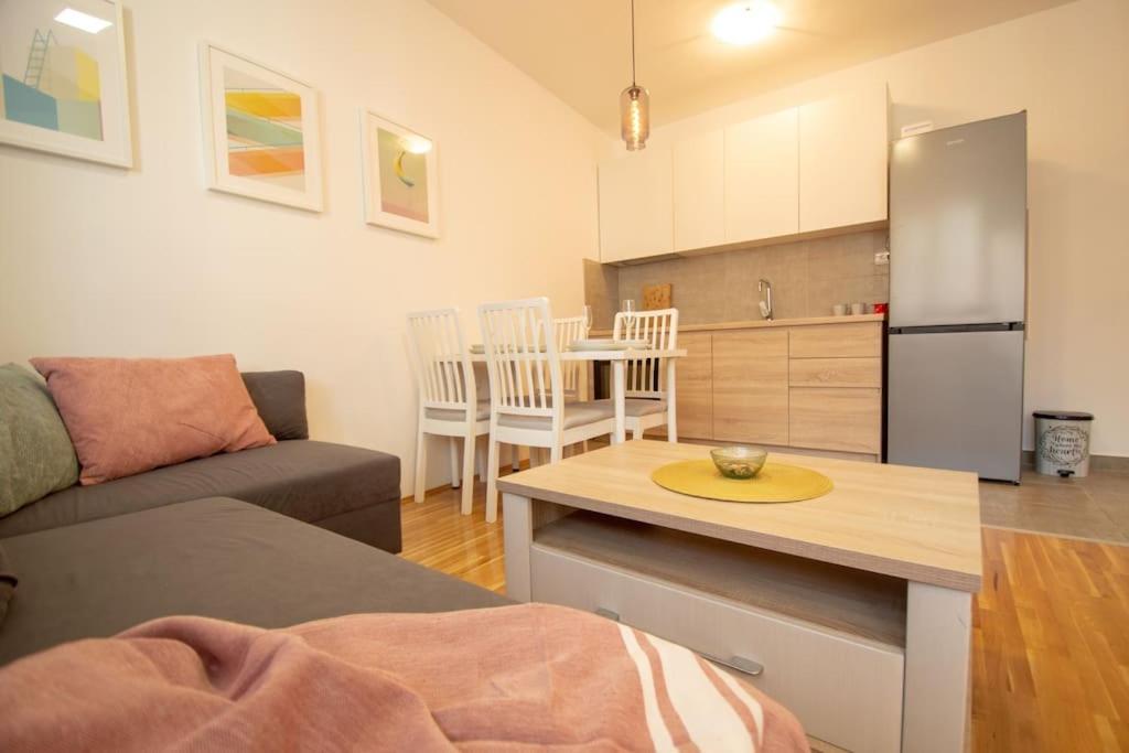 נובי סאד White Fields-Central 2-Bdrm Apartment With Parking מראה חיצוני תמונה