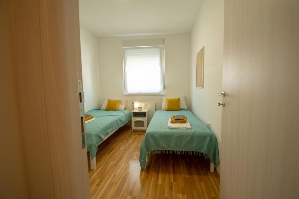 נובי סאד White Fields-Central 2-Bdrm Apartment With Parking מראה חיצוני תמונה