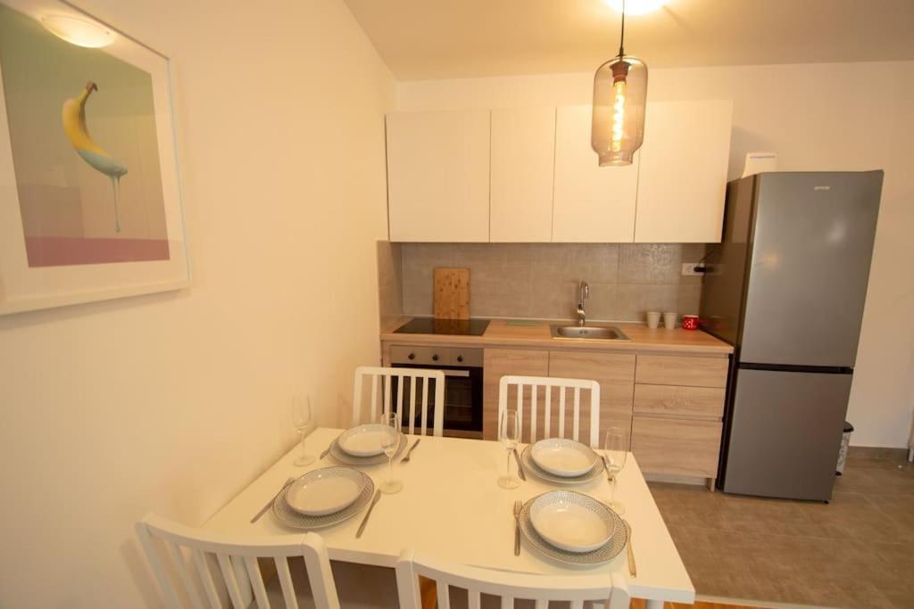נובי סאד White Fields-Central 2-Bdrm Apartment With Parking מראה חיצוני תמונה