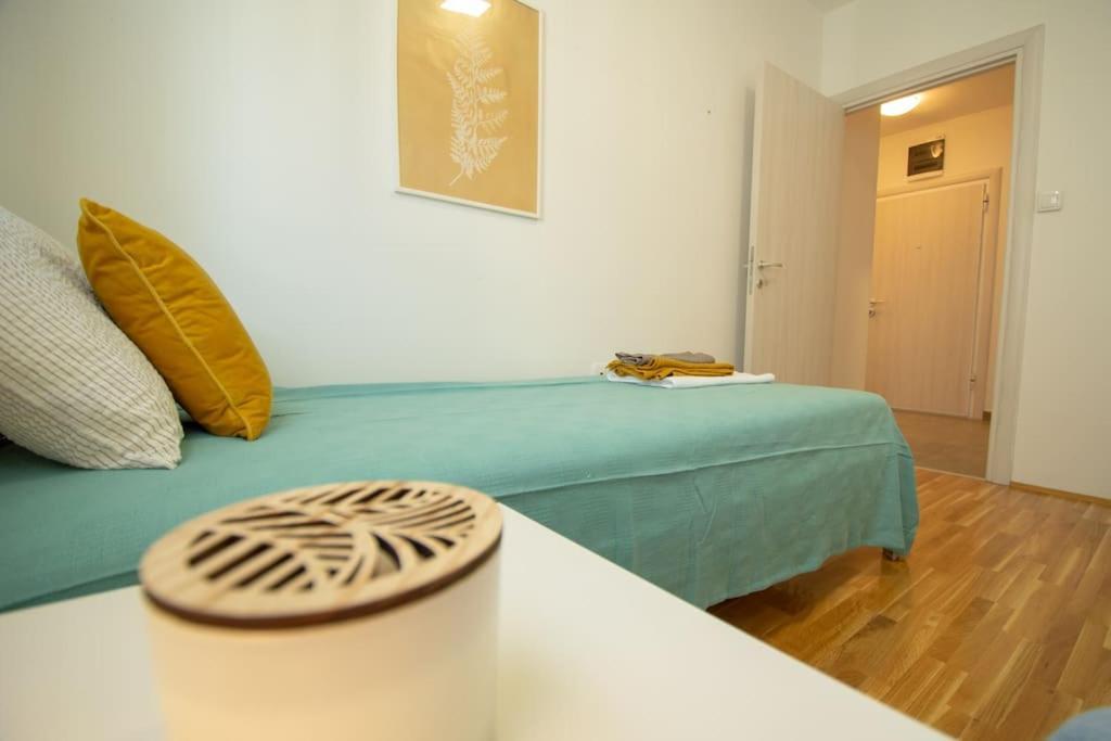 נובי סאד White Fields-Central 2-Bdrm Apartment With Parking מראה חיצוני תמונה