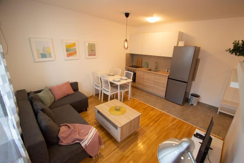 נובי סאד White Fields-Central 2-Bdrm Apartment With Parking מראה חיצוני תמונה