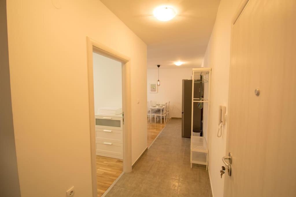 נובי סאד White Fields-Central 2-Bdrm Apartment With Parking מראה חיצוני תמונה